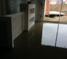Chape liquide anhydrite sur les tuyaux du chauffage.