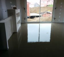 Chape liquide anhydrite sur les tuyaux du chauffage.