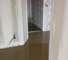 Chape liquide anhydrite sur les tuyaux du chauffage.