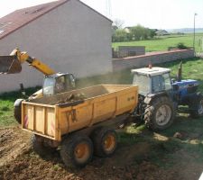 Chargement de la terre la fin de l'op&eacute;ration vers 15h une photo montrera le r&eacute;sultat