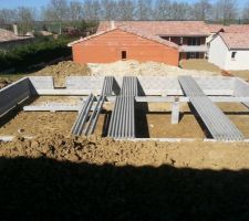 Les parpaings pour le vide sanitaire sont enfin mont&eacute;s.