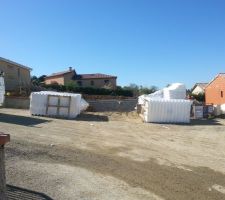 On voient les isolants qui seront posés sous la dalles.