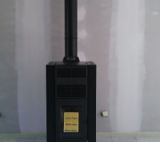 Aujourd'hui le poele à granulé est arrivé il est installé mais pas branché car pas encore d'electricité
