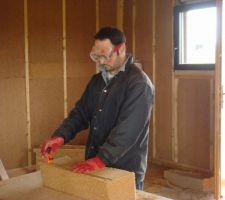 Mesure et découpe de la fibre de bois: heureusement avec la scie alligator prétée par HBC, ça se fait très bien, sinon, au couteau à pain pour les finitions c'est parfait aussi  ! :)
