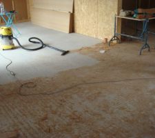 Ensuite ménage pour enlever toute la poussière de laine de bois accumulée, avant la pose du pare-vapeur.