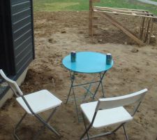 Notre premier "salon de jardin " sur la future terrasse :)