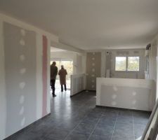 La pièce principale, cuisine et salle à manger