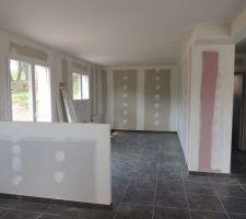 La pièce principale, vue de la cuisine sur salle à manger