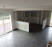 2 bars pour la cuisine, en s&eacute;paration du salon c&ocirc;t&eacute; baie vitr&eacute;e et salle &agrave; manger c&ocirc;t&eacute; porte-fen&ecirc;tre