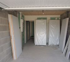 Le garage et derrière, que l'on ne voit pas, la buanderie.