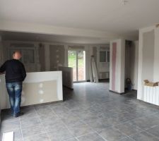 Pièce principale, vue du salon sur la cuisine et salle à manger