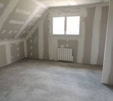 Chambre principale avec un grand placard mural total &agrave; droite