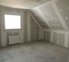 Bureau avec grand placard mural total à gauche