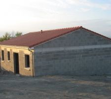Vue de l'arrière de la maison toiture finie