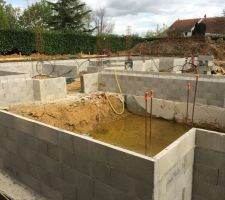 De l'eau dans la future piscine, idem pour le bassin.

drain et puit de décompression impératif.