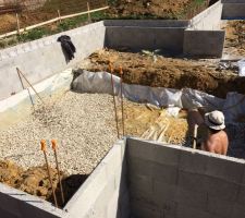 De l'eau dans la future piscine, idem pour le bassin.

drain et puit de décompression impératif.