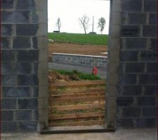 Appuis de fenêtre posés et listels fait.
Élévation des murs finie.