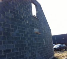 Appuis de fen&ecirc;tre pos&eacute;s.
&Eacute;l&eacute;vation des murs.