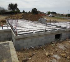 Vide sanitaires fini, dalle pr&ecirc;te &agrave; couler ...&eacute;vacuations mises en attente.