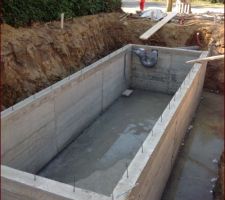 Cuve de r&eacute;tention avec tuyau de trop plein pour rejoindre la canalisation