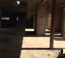 Les volumes int&eacute;rieurs commencent &agrave; se dessiner. Salon, Salle &agrave; manger et escalier central avec cuisine tout au fond