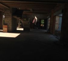 Escalier central et vue depuis la cuisine