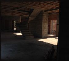 Escalier central et vue depuis le home cin&eacute;ma