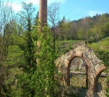 Vue de la fenêtre de la pièce de vie. Vestige de l'ancienne usine de tanins de l'autre côté de la rivière