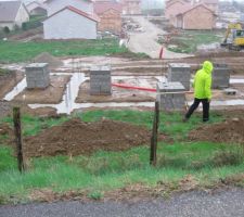 V&eacute;rification des mesures entre les indications sur le plan et la r&eacute;alit&eacute; sur le terrain &agrave; l'aide d'un niveau laser et pour pouvoir argumenter l'&eacute;cart constat&eacute; d'env. 33 cm (angle terrain c&ocirc;t&eacute; Ouest) et d'env. 37 cm (angle terrain c&ocirc;t&eacute; Est). Heureusement qu'il y avait le chemin qui nous a servi de r&eacute;f&egrave;rence!