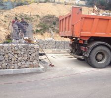 Montage du mur en gabion.