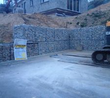 Montage du mur en gabion.