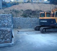 Montage du mur en gabion.