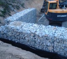 Montage du mur en gabion.