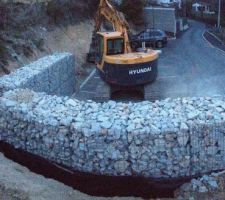 Montage du mur en gabion.
