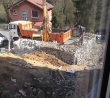 Montage du mur en gabion.