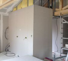 Le mur du cellier vu de la pièce de vie. Finalement pas si haut que ça.