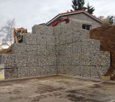 Le mur en gabion nous permettant de sécuriser le parking et de maintenir les terre. 
Cela reste assez esthétique puisque ça fait continu.