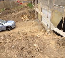 L'avant de la maison ou le travail pour agencer l'extérieur va être gigantesque.