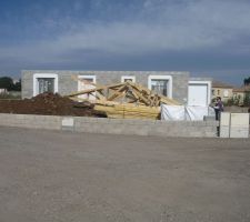 Façade avant: murs montés, portes et menuiseries posées avec modénatures. 
La charpente est déjà en attente...