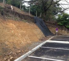 Début du bâchage du talus face au parking. Ça commence mal ! mais la suite dans les prochaines photos vous verez c'est bien mieux !