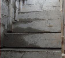 Haut de l'escalier allant du sous-sol au RDC