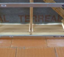 Nous avons d&eacute;cid&eacute; de ferner avec des plaques de 5mm l'espace entre le bas de l'appui des fermettes et le d&eacute;but de la couverture (euh...suis-je bien claire?!) afin que la future isolation souffl&eacute;e de 46cm de hauteur ne passe pas dans le d&eacute;bord de toit