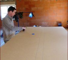 Nous avons décidé de ferner avec des plaques de 5mm l'espace entre le bas de l'appui des fermettes et le début de la couverture (euh...suis-je bien claire?!) afin que la future isolation soufflée de 46cm de hauteur ne passe pas dans le débord de toit - voici la plaque entière qui sera découpée en petit bout qui se caleront entre les fermettes...