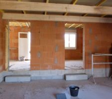 Les deux petites marches du garage vers le cellier et l'atelier sont en place également