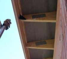 Habillage de débord de toiture système "Belriv'" de Nicoll, couleur sable premier bandeau mis en place - maintenant, reste à fixer encore d'autres pattes (les trucs noirs) aux autres fermettes...