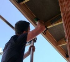 Habillage de débord de toiture système "Belriv'" de Nicoll, couleur sable. Fixation des pattes du bandeau