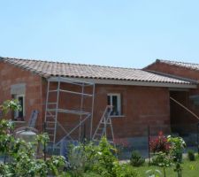 Les bandeaux c&ocirc;t&eacute; nord sont en place :-) Habillage d&eacute;bord de toiture syst&egrave;me "Belriv" de Nicoll, couleur sable