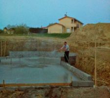 Sur conseil du maçon... un petit coups de jet d'eau sur la dalle pour éviter qu'elle ne prenne trop vite...

Notre premier travail réel à notre chantier...ca se fête...et pour l'instant ca va... c'est pas trop dur comme boulot