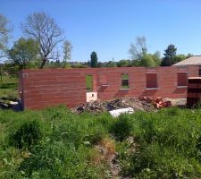 Les murs devaient commencer a être monté aujourd'hui  et bonne surprise .... Les murs sont faits !