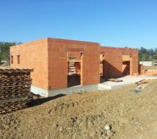 Aujourd'hui ils ont fini les murs de la maison, mais il manque encore le garage